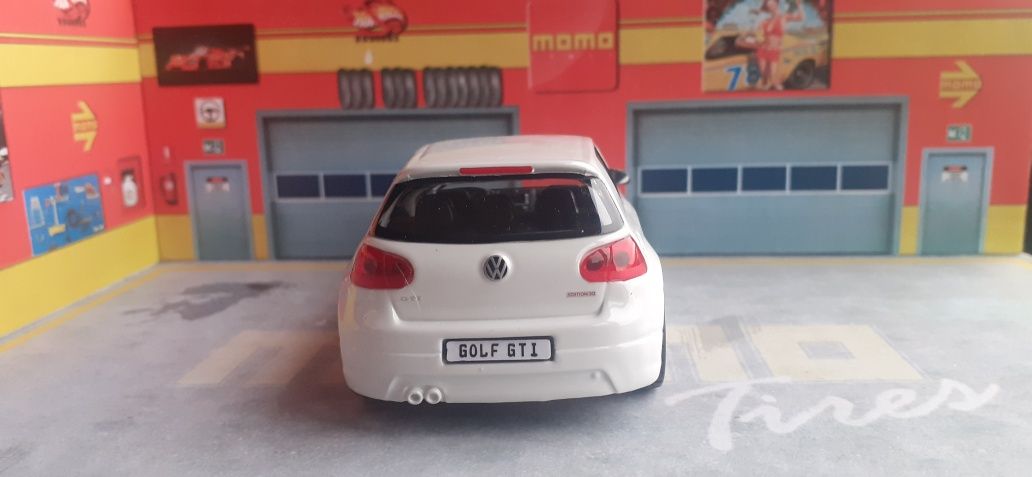 Volkswagen  Golf GTI 
Escala 1/32..
(Novo em caixa)