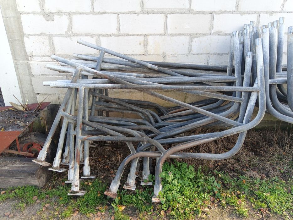 Przegrody stanowiskowe pinezki grzybki dla bydła