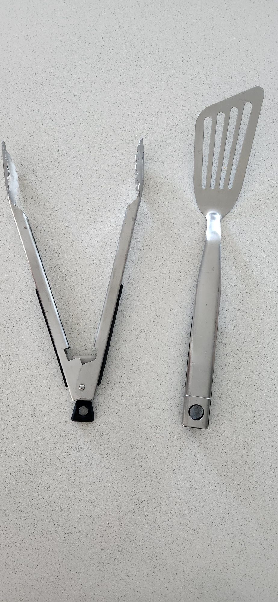 1 pinça + 1 espátula em inox, ideais para churrascos.