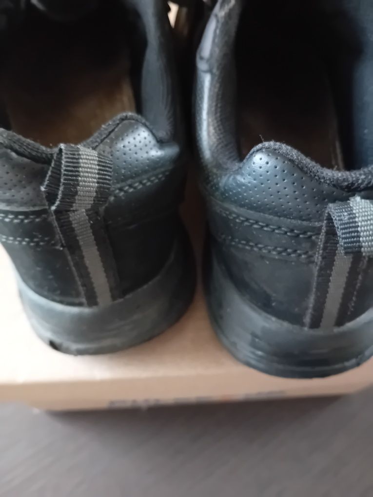 Buty sportowe dla chłopca rozm. 33