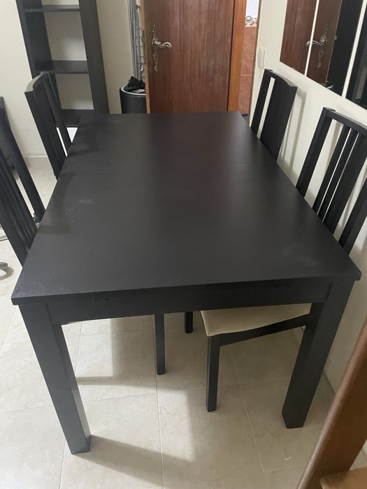 Mesa extensível com 4 cadeiras, cor preta