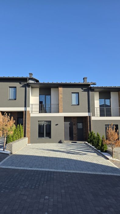 Продається Таун хаус з ділянкою 2 сотих та гаражем