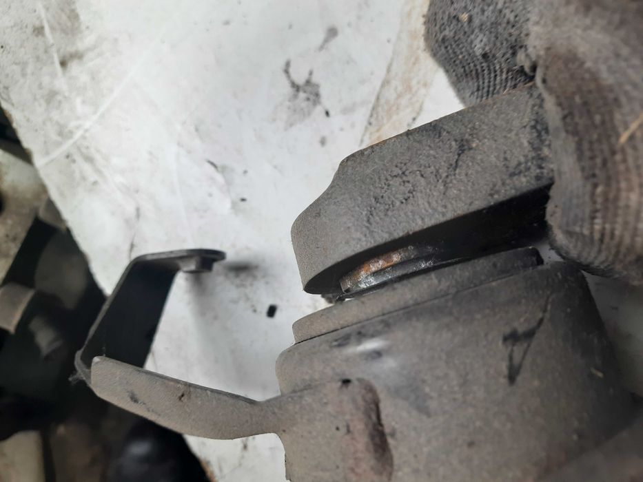 Гідравлічна подушка двигуна тойота Авенсіс т25 2.0 дкат дизель