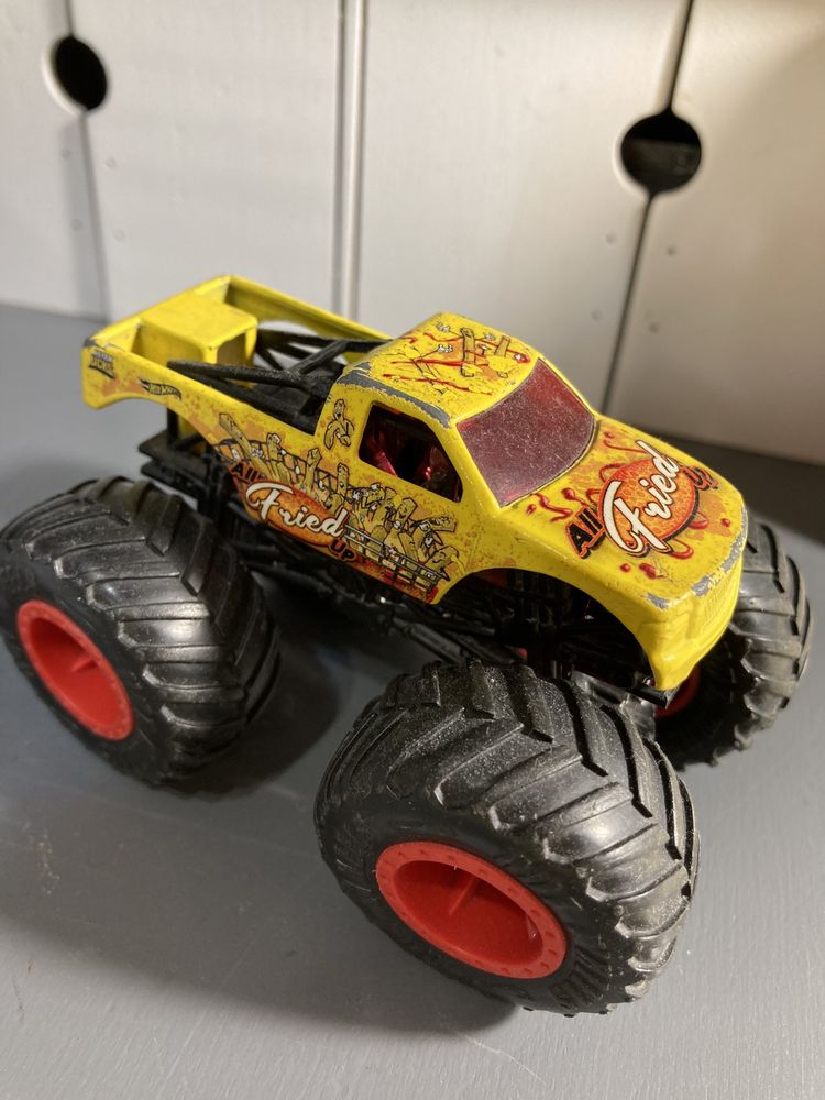 Машинка Hot Wheels Monster Trucks Fried Up