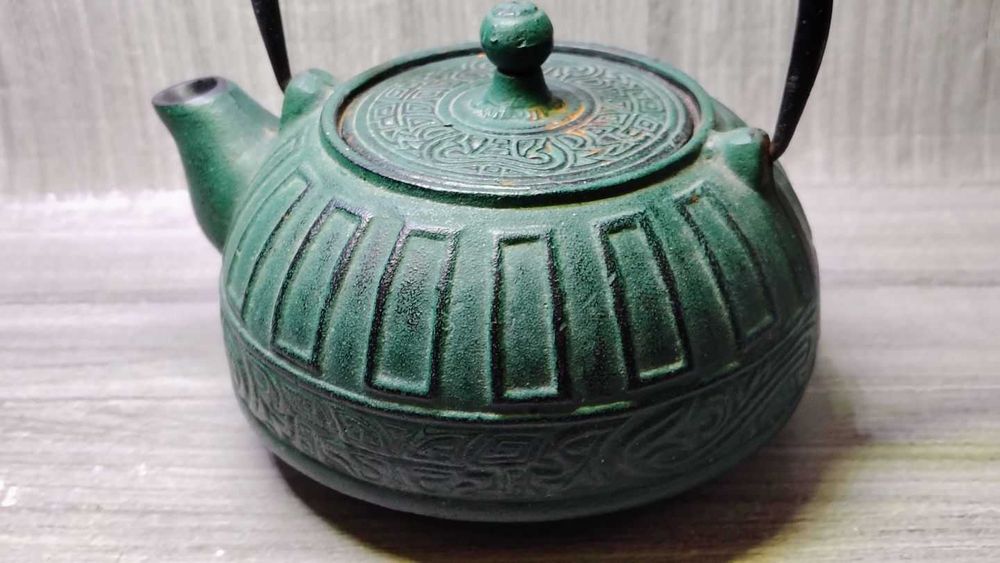 Żeliwny czajnik zaparzacz do herbaty