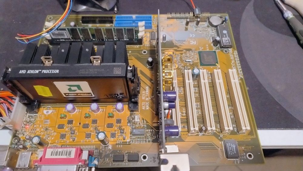 Retro płyta główna DFI AK70 slot A athlon 800 pamięć.