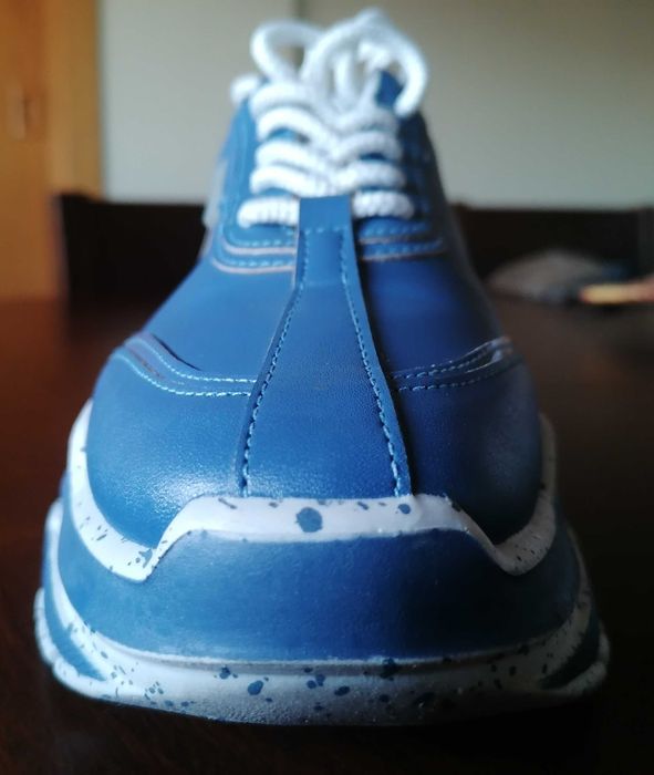 Sapatilhas lança perfume