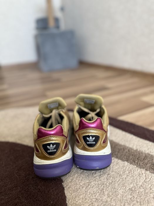 Кросівки adidas золотого кольору