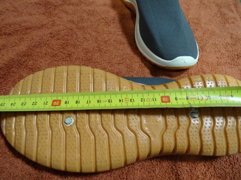 Damskie sneakersy wsuwane, z okrągłym noskiem. 39. Długość stopy ok 25
