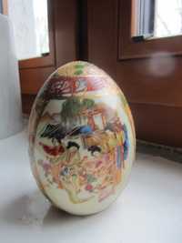 Jajo z chińskiej porcelany. Wysokość ok 10,5 cm