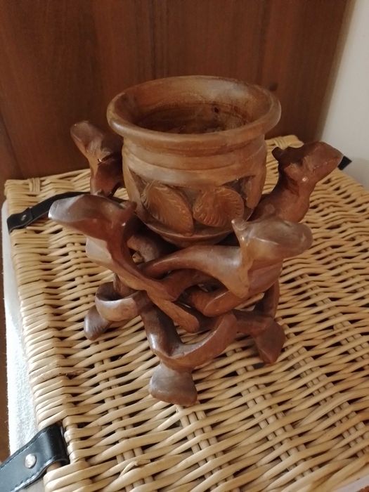 Статуетка, дерев'яна різьблена підставка з горщиком.