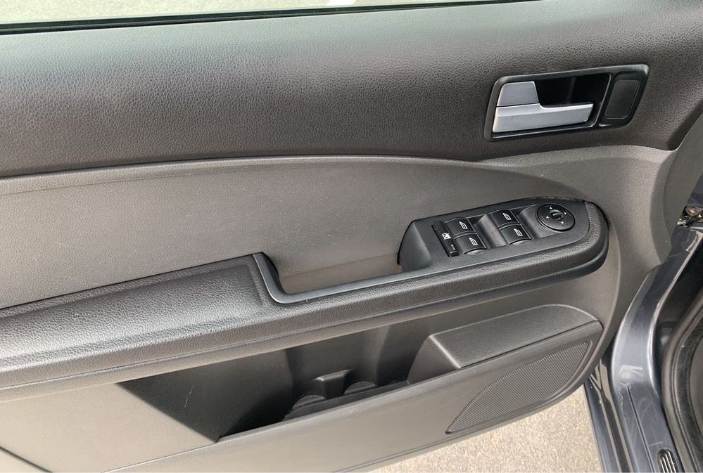Ford Focus C-Max versão Ghia 110cv