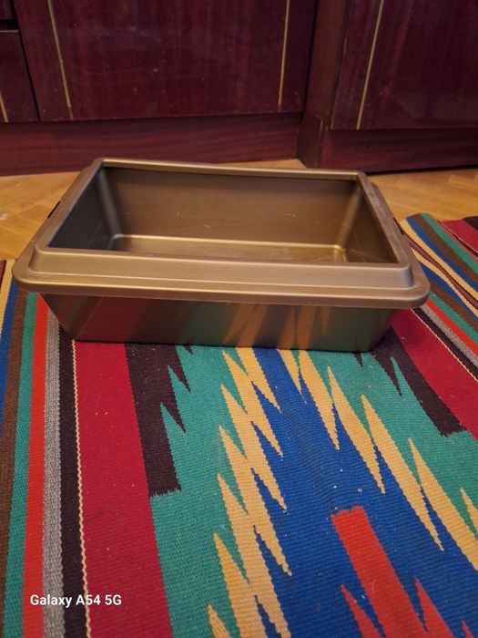 Для кошек, ёмкость под туалет.