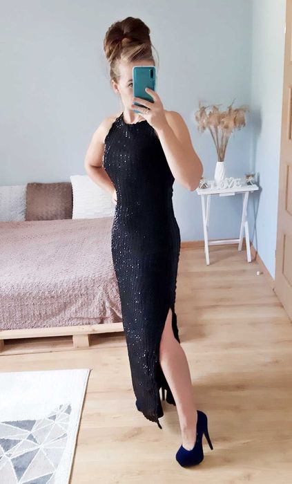 Długa sukienka na sylwestra Samantha Faiers czarna z rozcięciem brokat