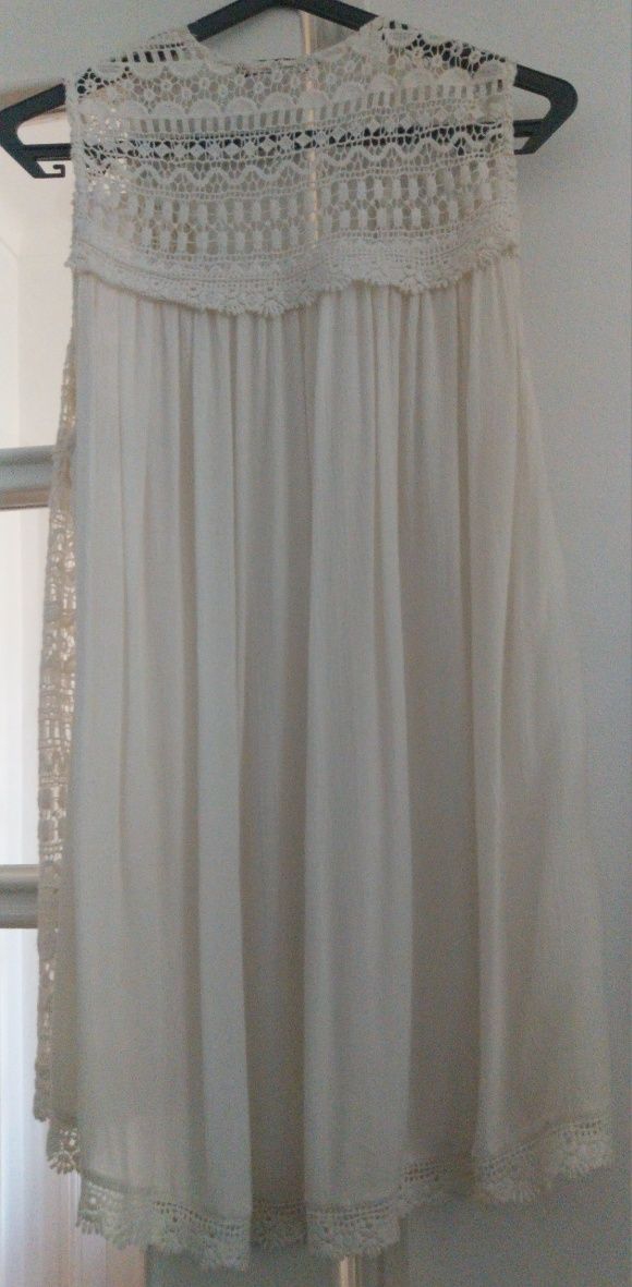 Colete com renda.