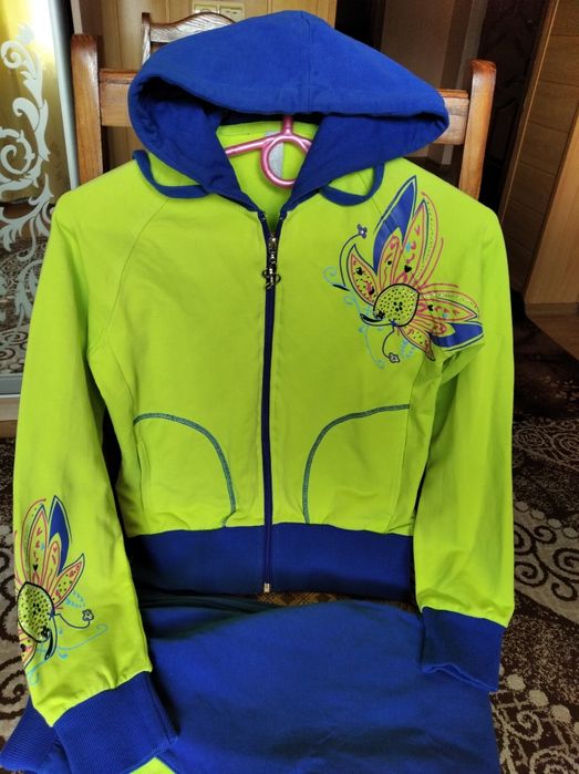 Спортивний костюм для дівчинки.