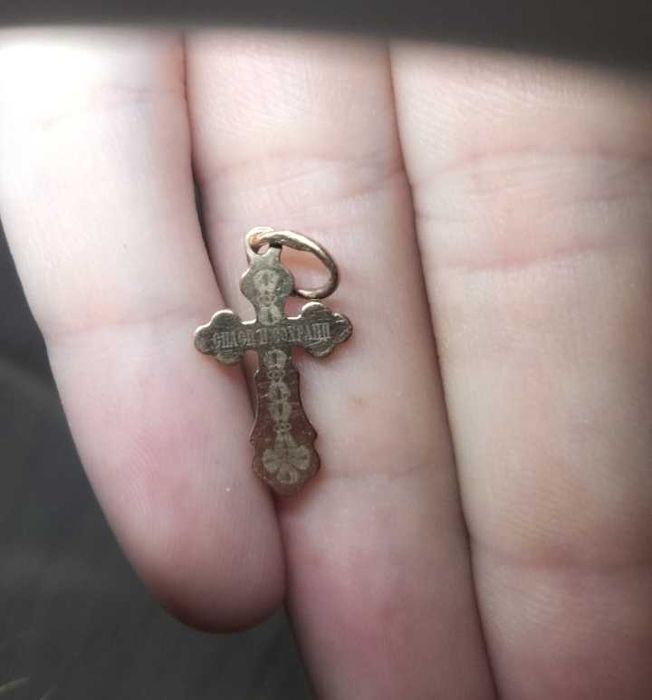 Золотий хрест з розп'яттям