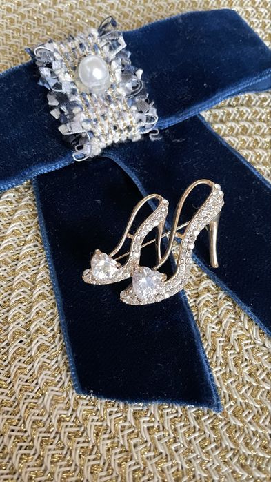 Колекційна брошка «Черевички» з кришталем в золотому металі