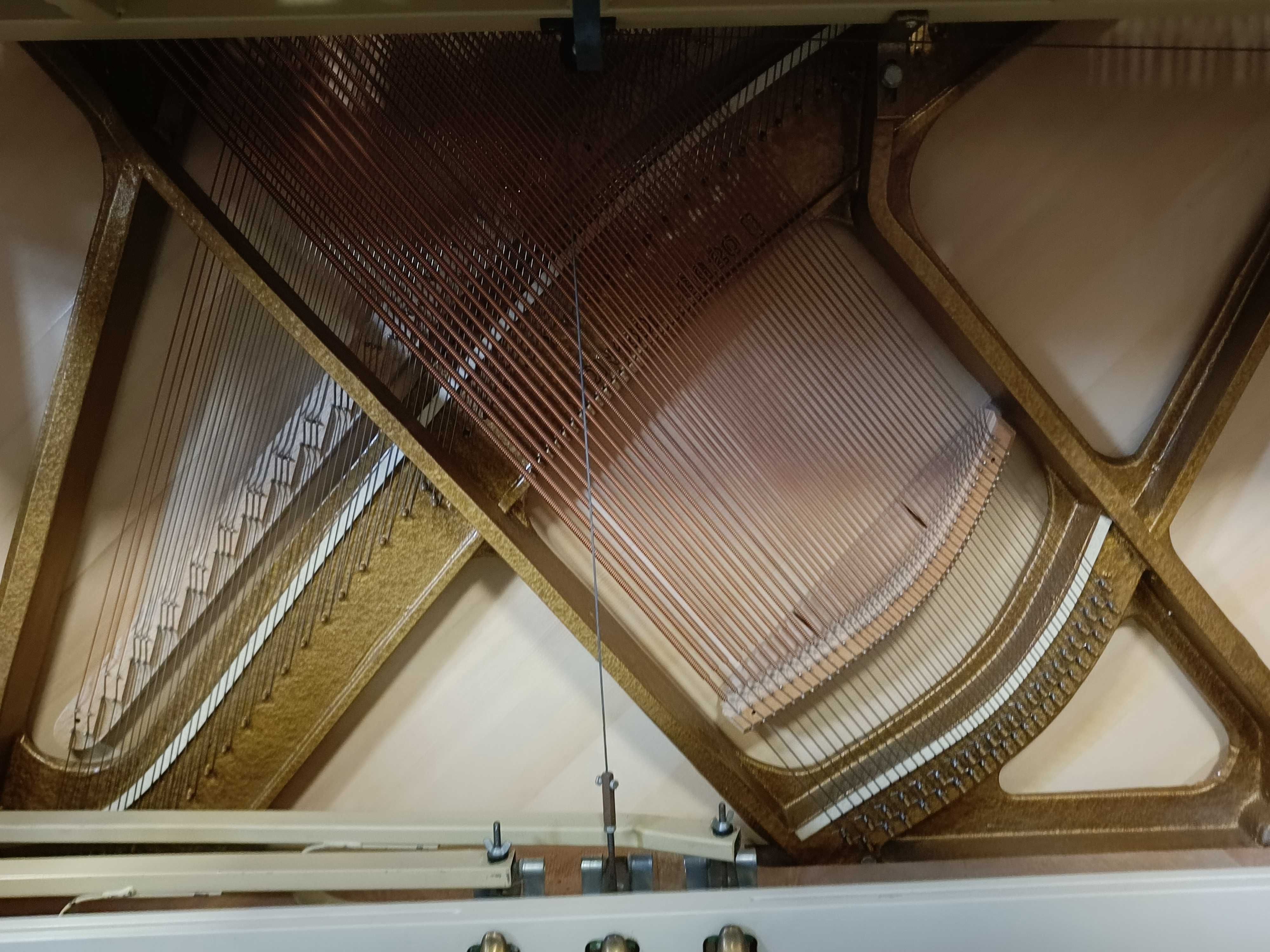 Ponadczasowe białe pianino Seiler