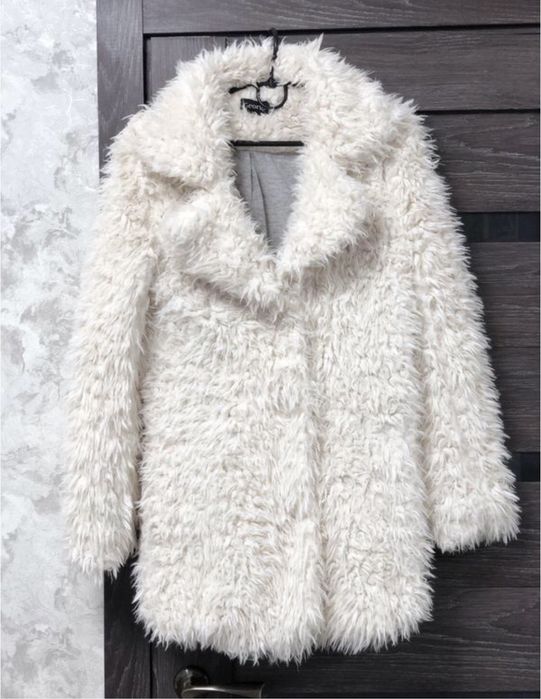 Жіноча шуба біла