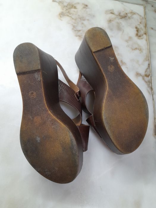 Sandálias castanhas em pele de cunha