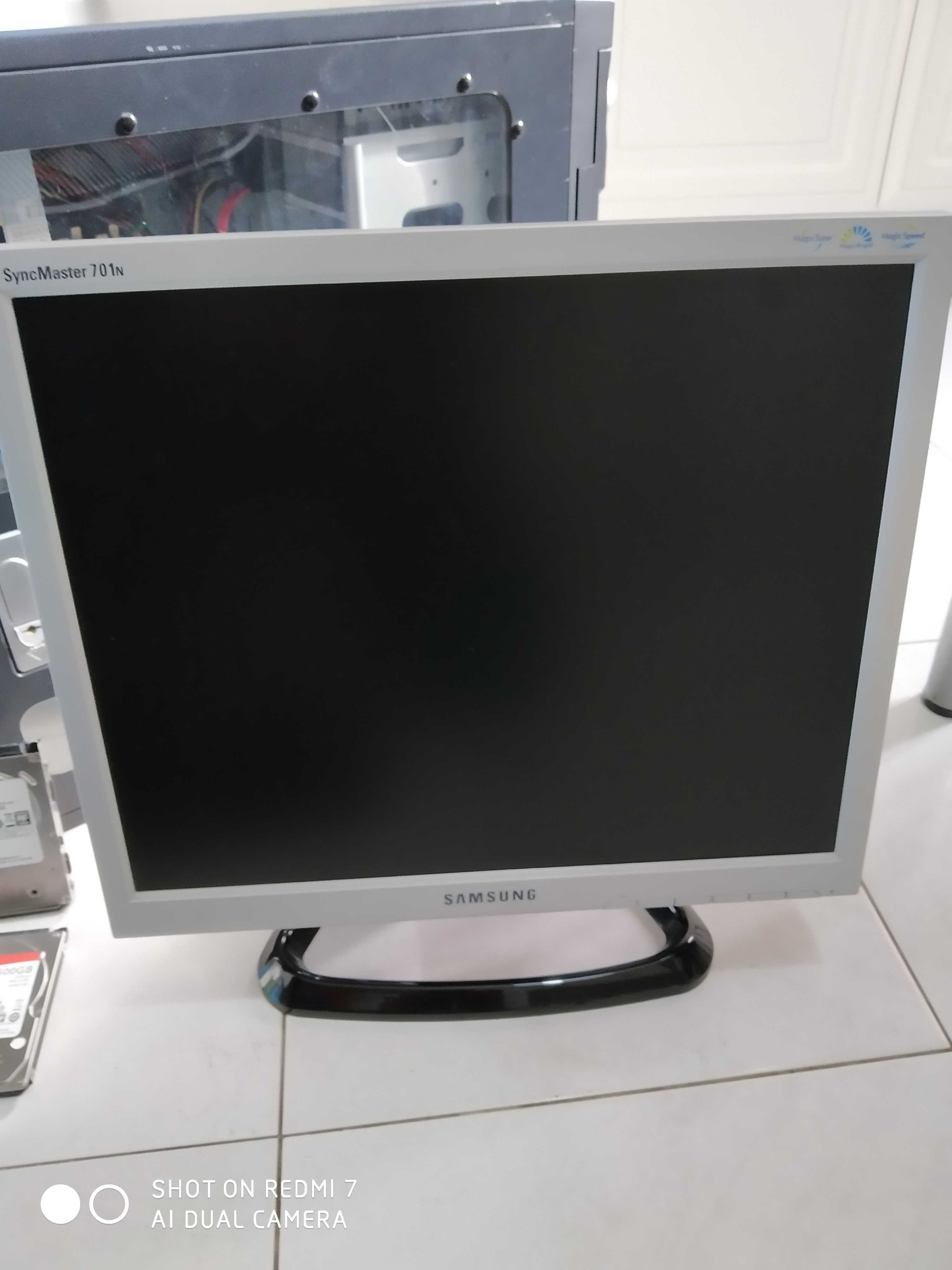 Torre PC Gigabite com monitor, rato , teclado e dois discos de 500G