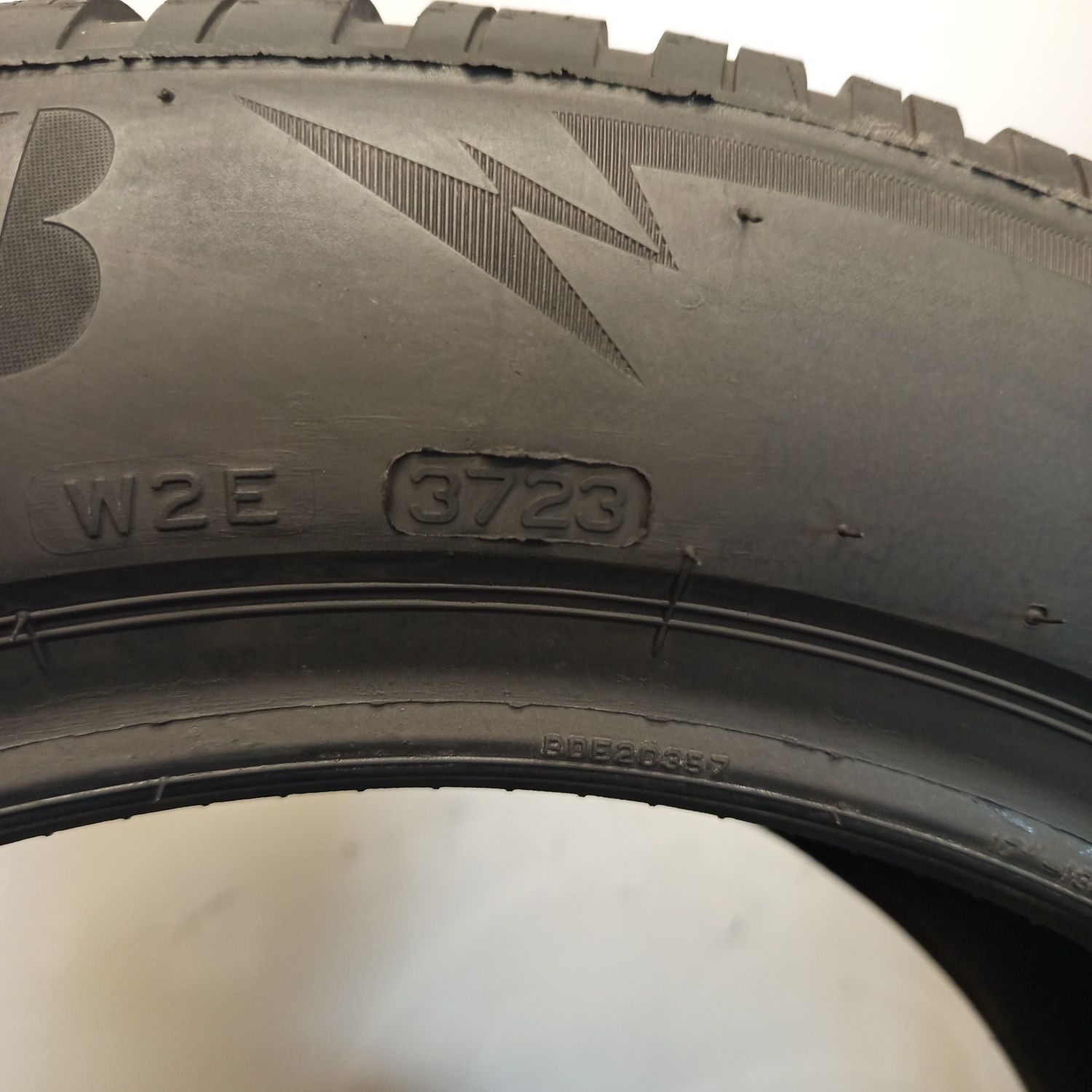 215/55R17 Bridgestone Blizak Lm005