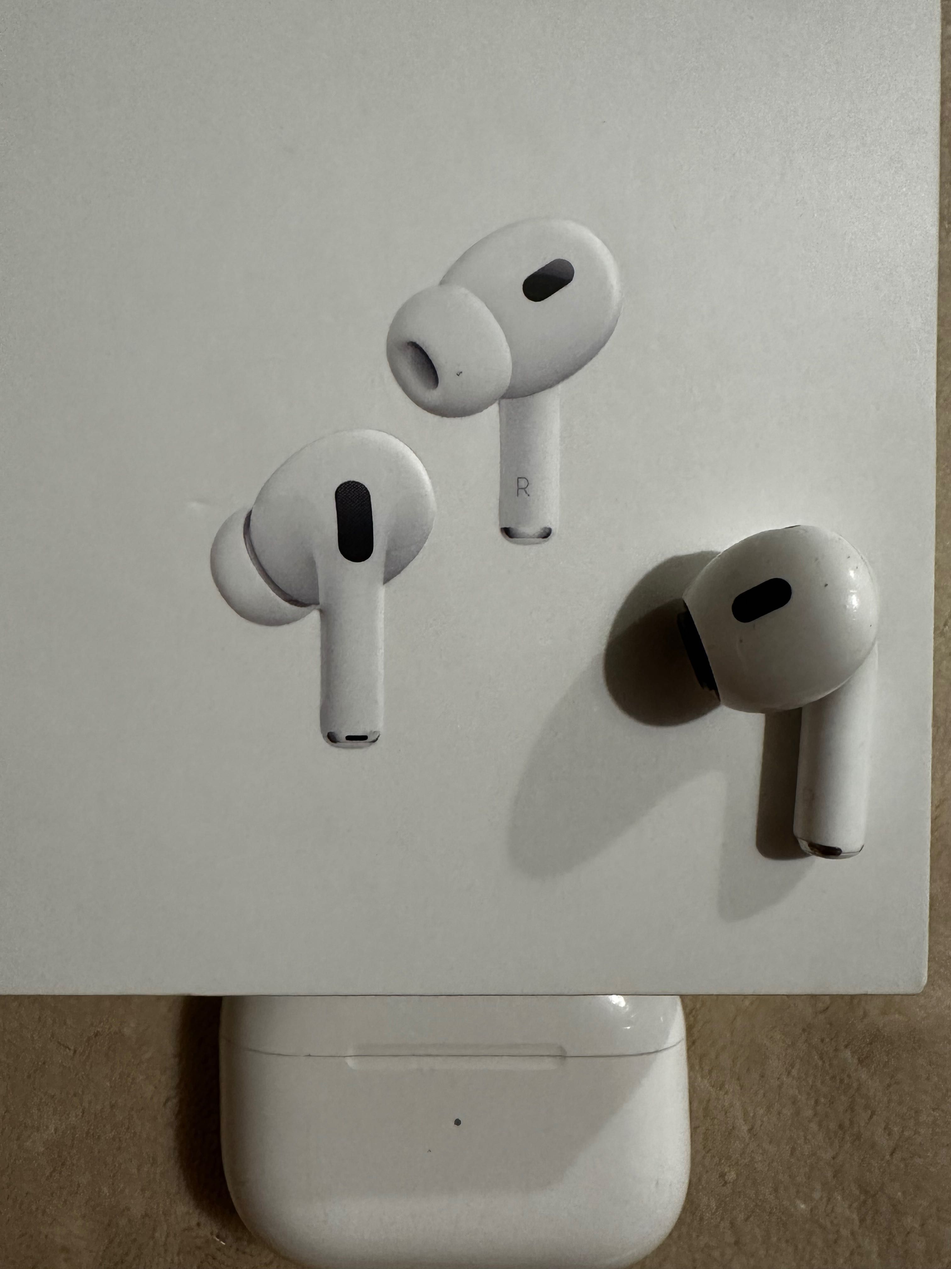 AirPods Pro (2nd generation) etui ładujące + prawa słuchawka