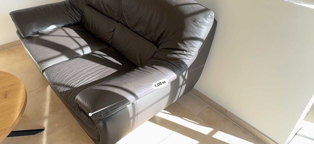 2 sofás de couro legítimo à venda com 2 mesas.