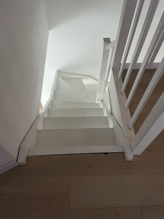 Schody drewniane białe