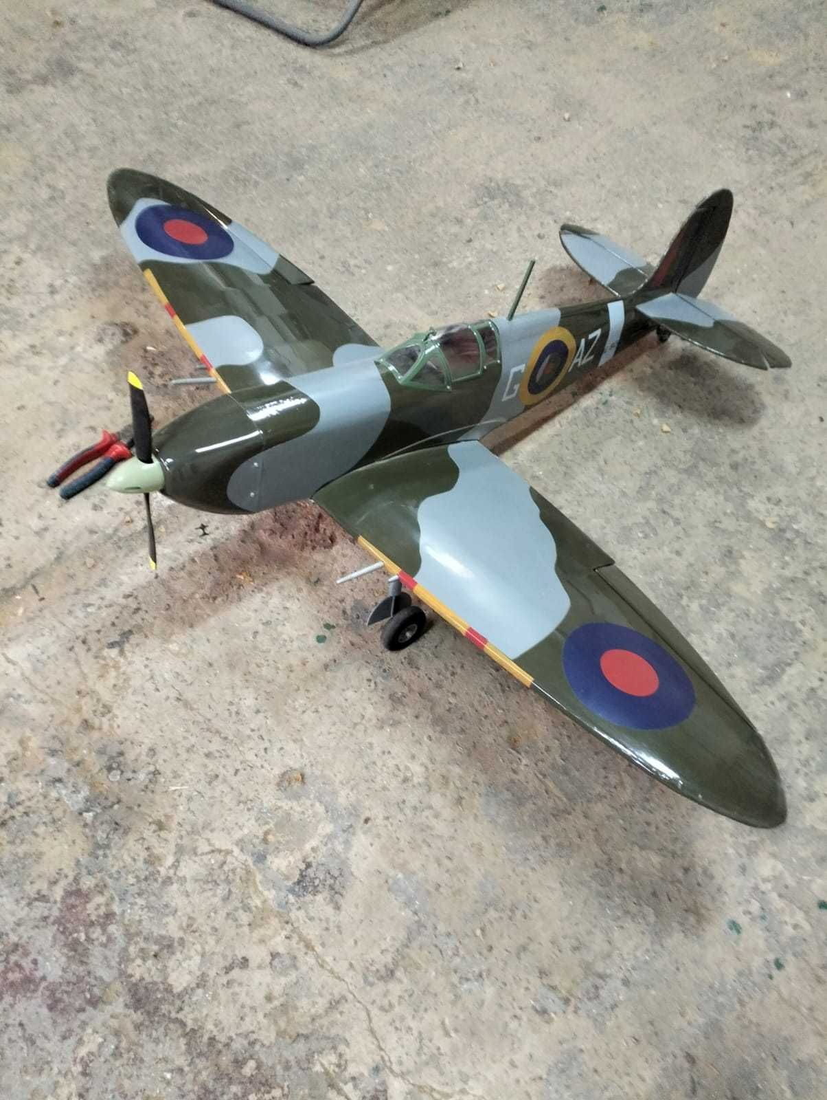 Modele 2 samolotów Latających SPITFIRE i Fokker Dr.I