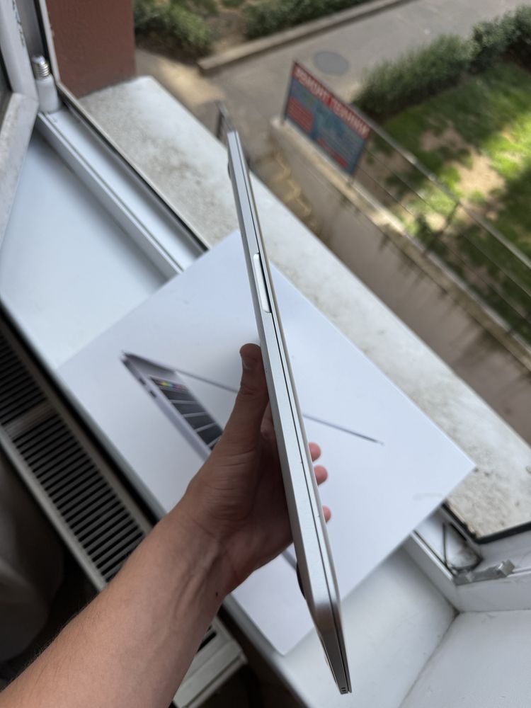 Macbook Pro 2018 16gb 512 SSD AMD RADEON 4gb