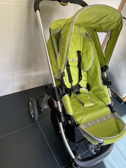 Carrinho ee bebé com ovo