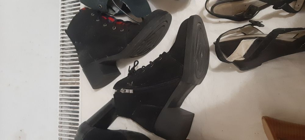 Взутя жіноче БУ Лабутени сандалі туфлі БУ