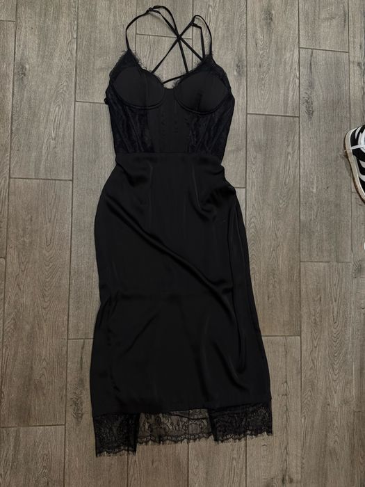 Корсетна сукня з атласною спідницей gepur