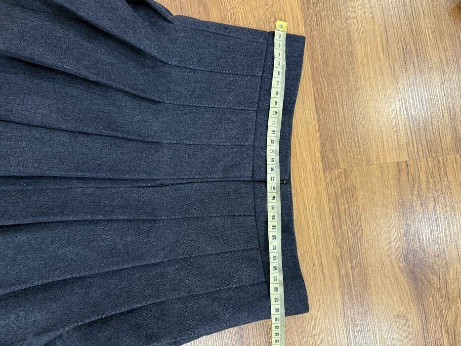 Тепла спідничка в складочку.Темно-синього кольору.