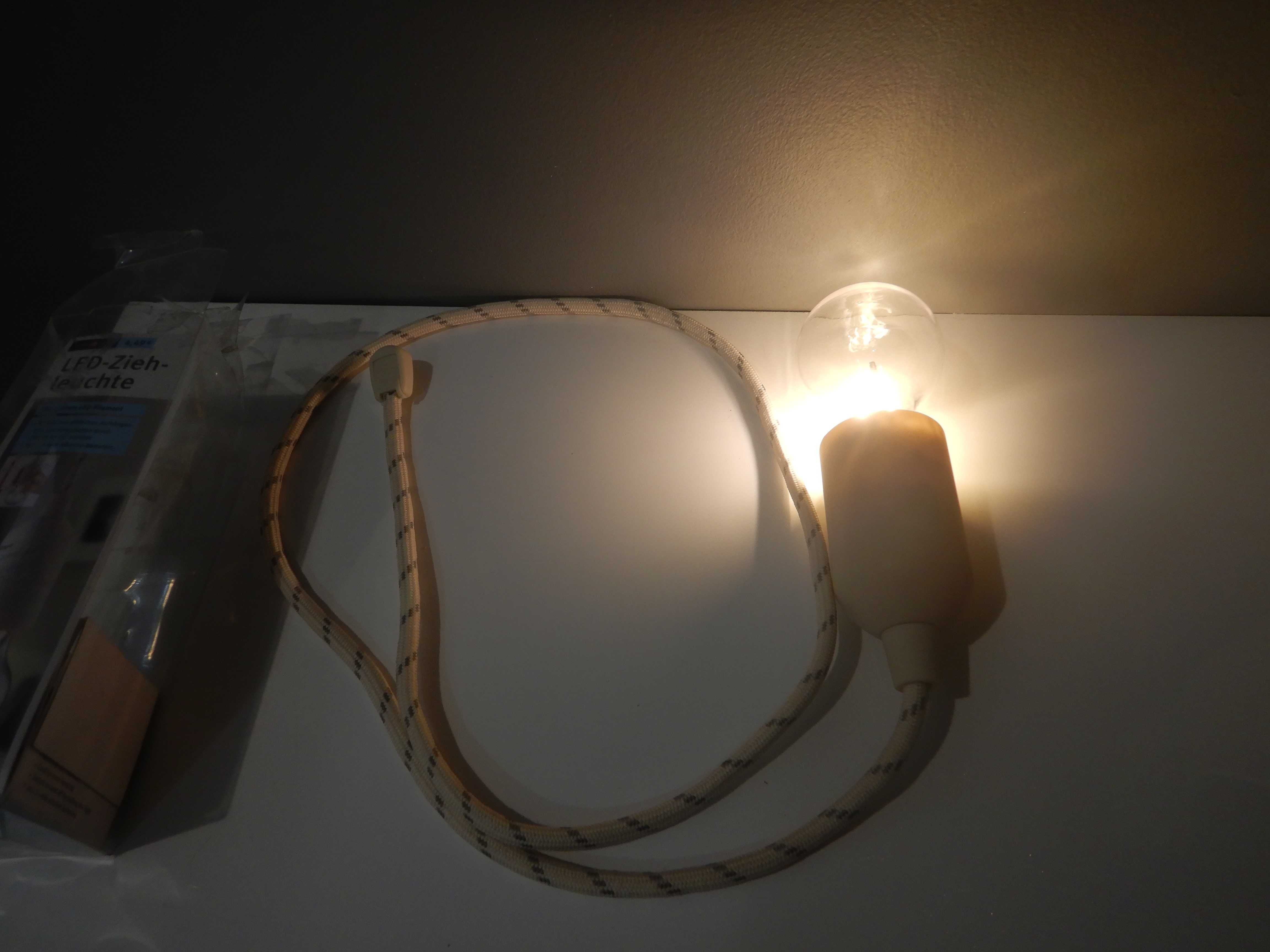 lampka led wisząca na sznurku żarnikiem na baterie
