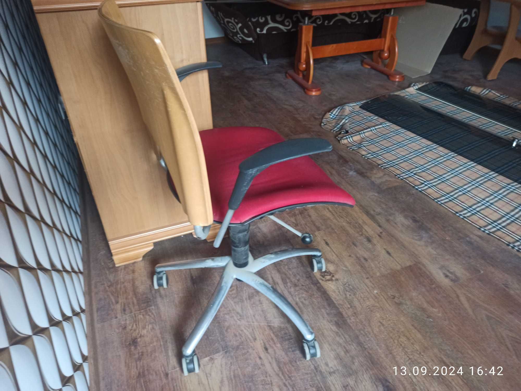 Krzesło obrotowe używane.