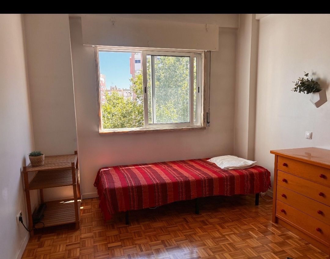 Quarto espaçoso, Linha Azul, Lisboa, Encosta do Sol,  só rapariga