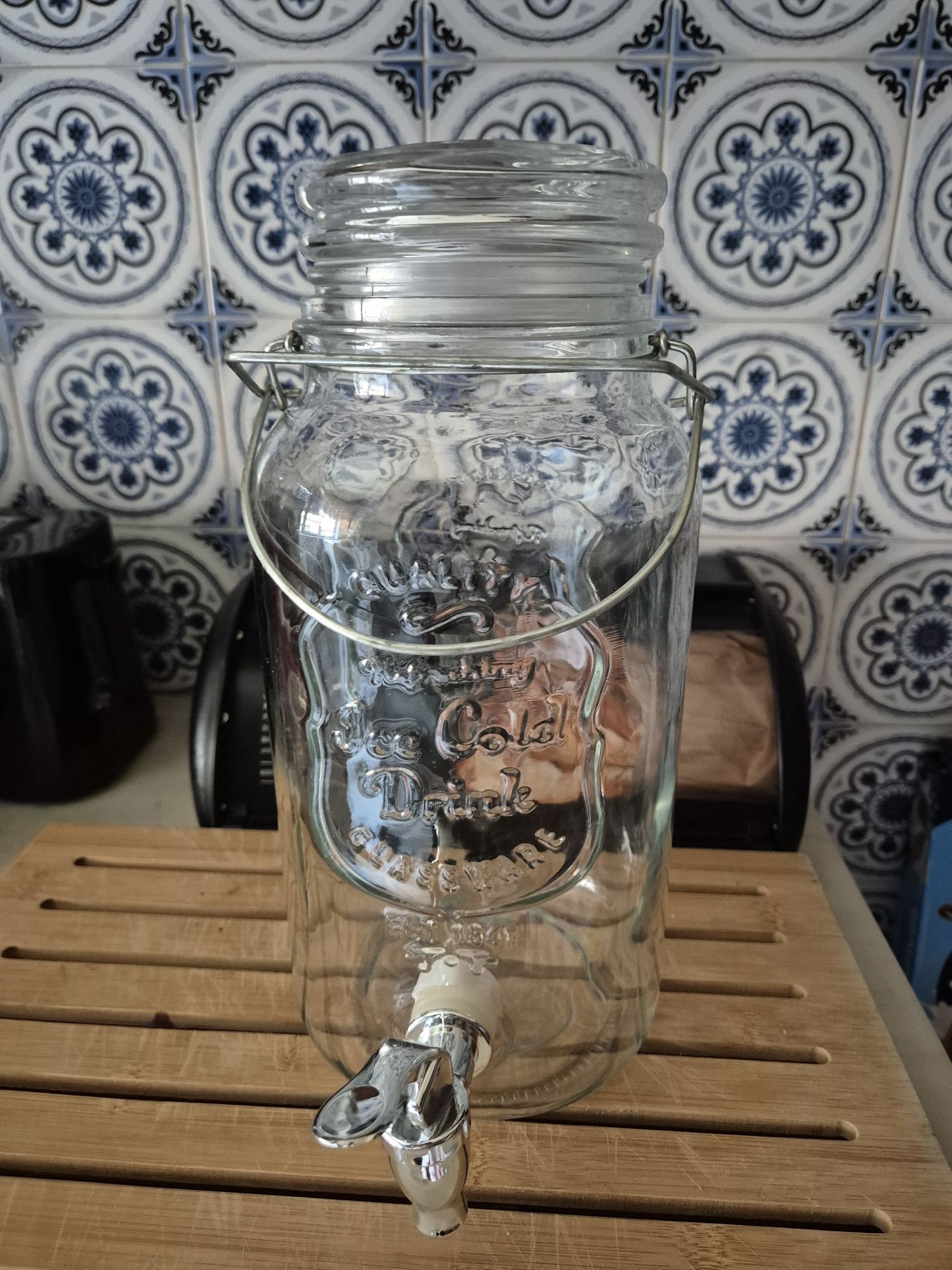 Garrafa de vidro com torneira