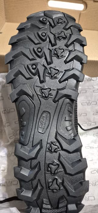 Трекінгове взуття CMP з мембраною.