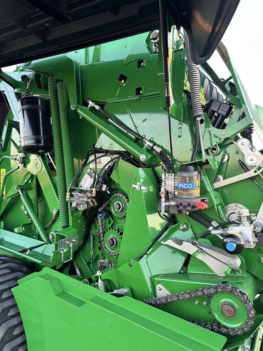 Prasa belująca John Deere 990P  kurtyna z wyrzutem
