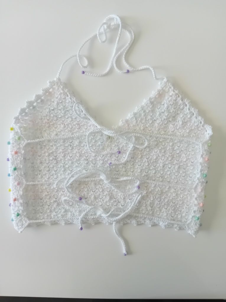 Top em croche sem costas com miçangas