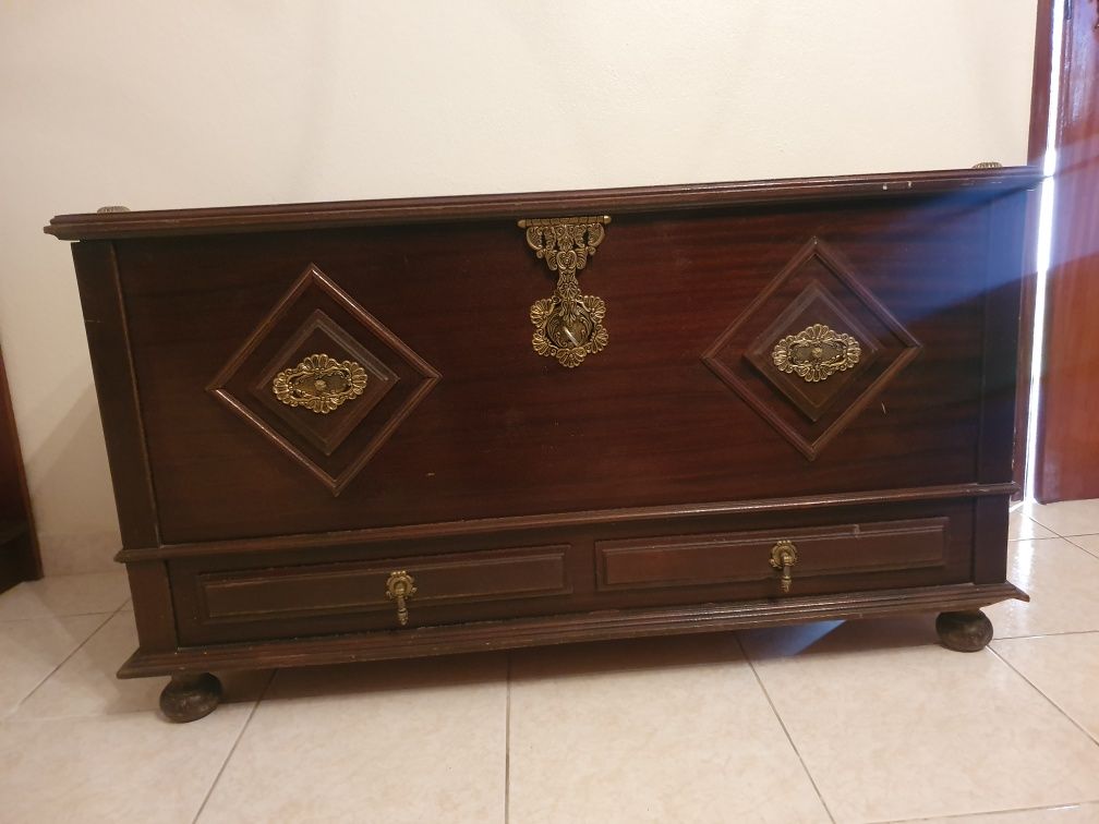 Arca de Madeira escura