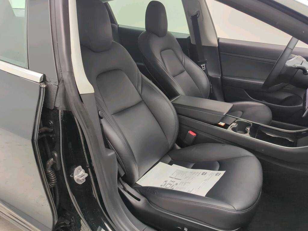 Tesla model 3 Standar Range  em bom estado geral com 107000km
