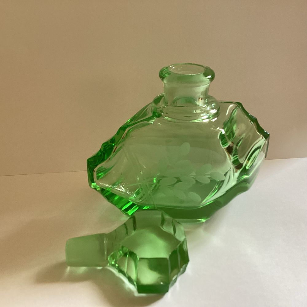 Karafka na perfumy koloru zieleni uranowej