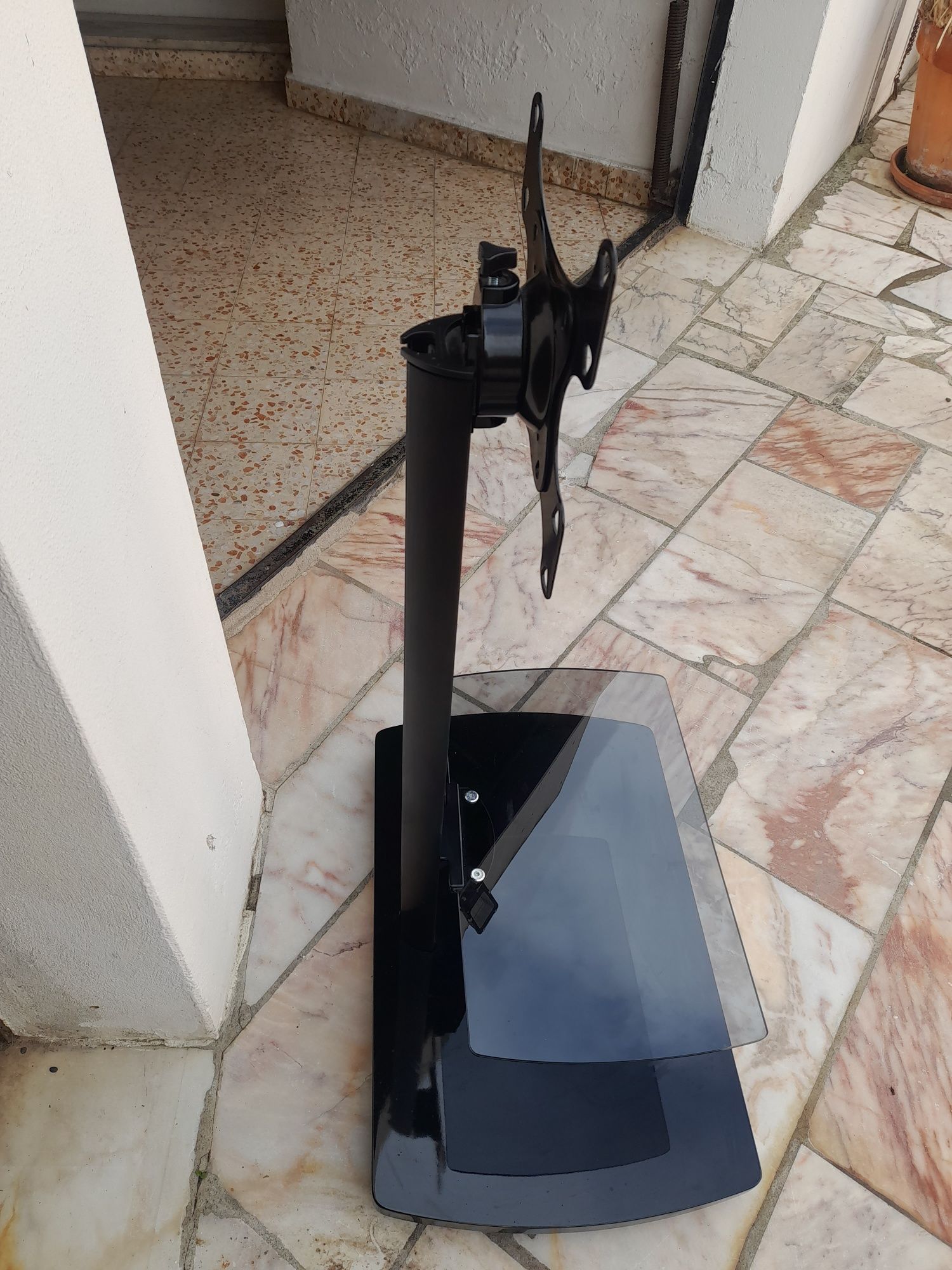 Movel de TV com base em vidro e fixação na torre