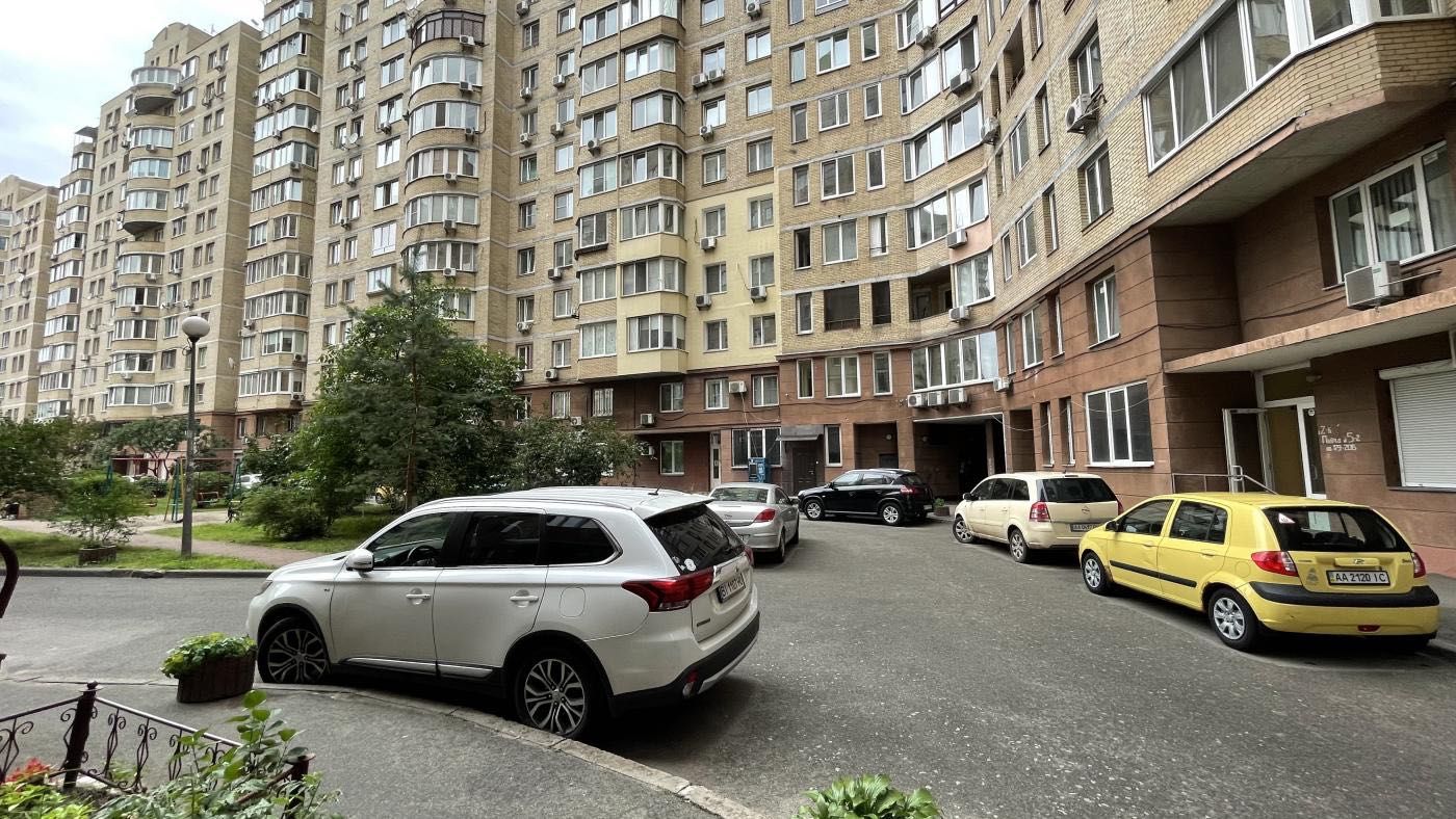 Простора квартира з ремонтом в чудовій локації. Сучасний будинок 2005р