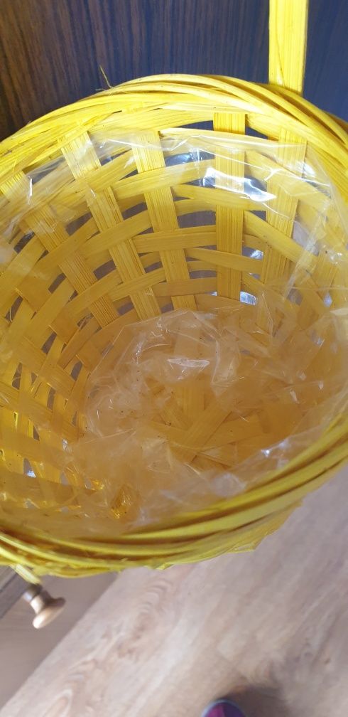 Koszyczek wiklinowy koloru żółtego  wyłożony folią w środku