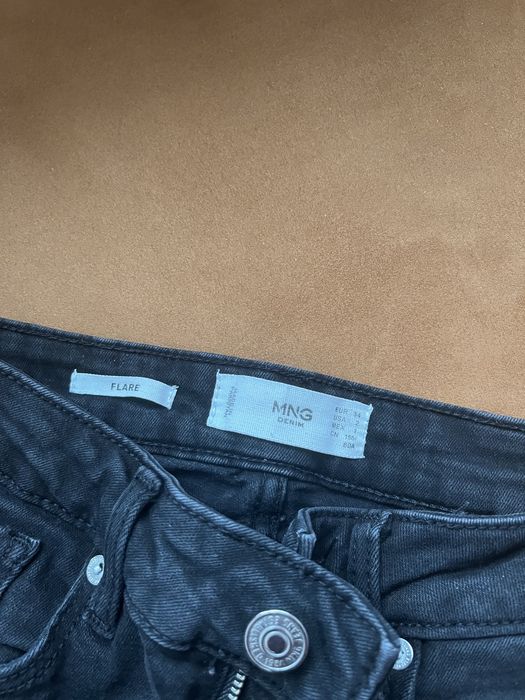 Чорні джинси бренду Mango